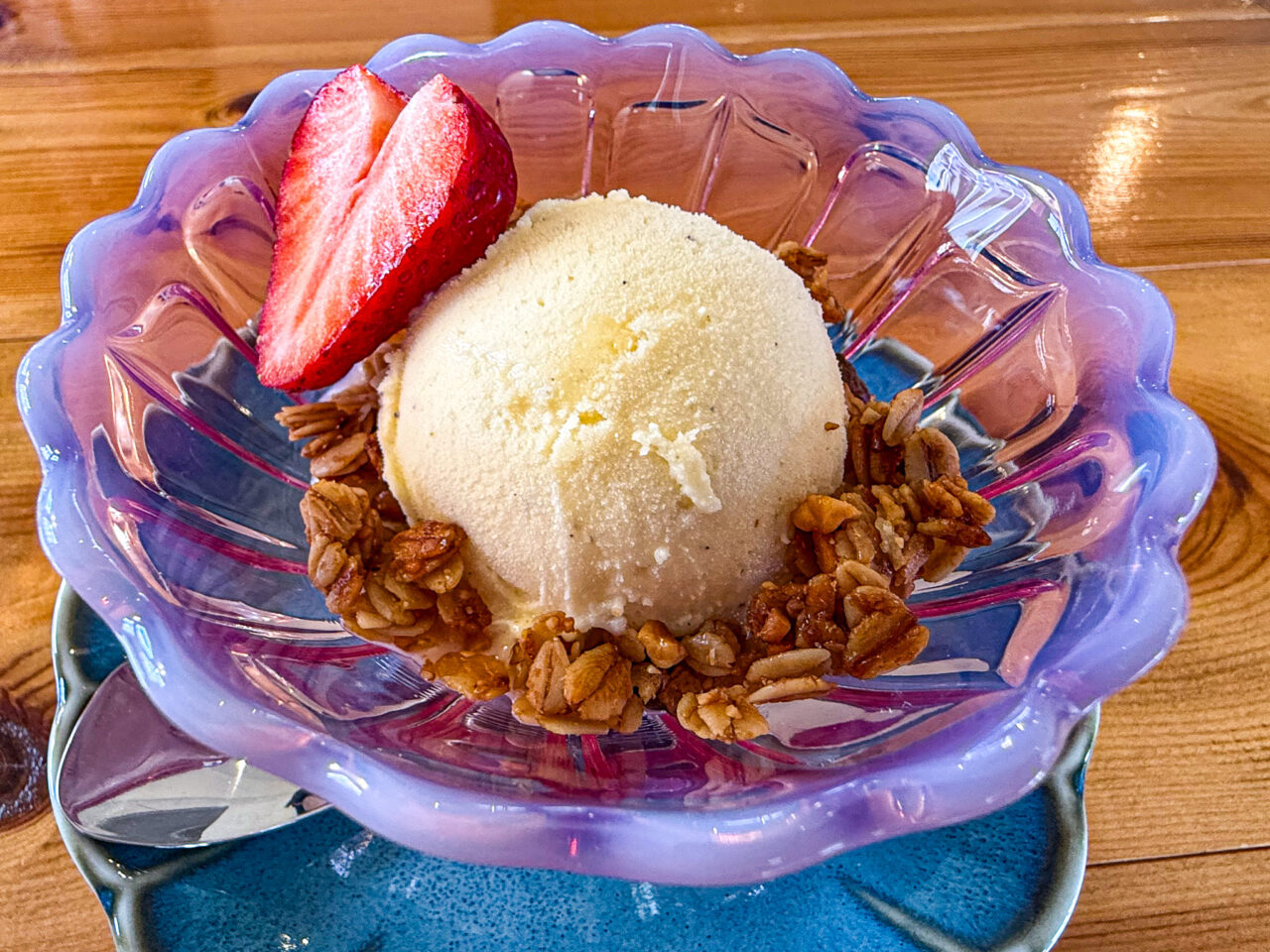 2025年5月 Ron's Cafe Vanilla ice cream topped with homemade granola