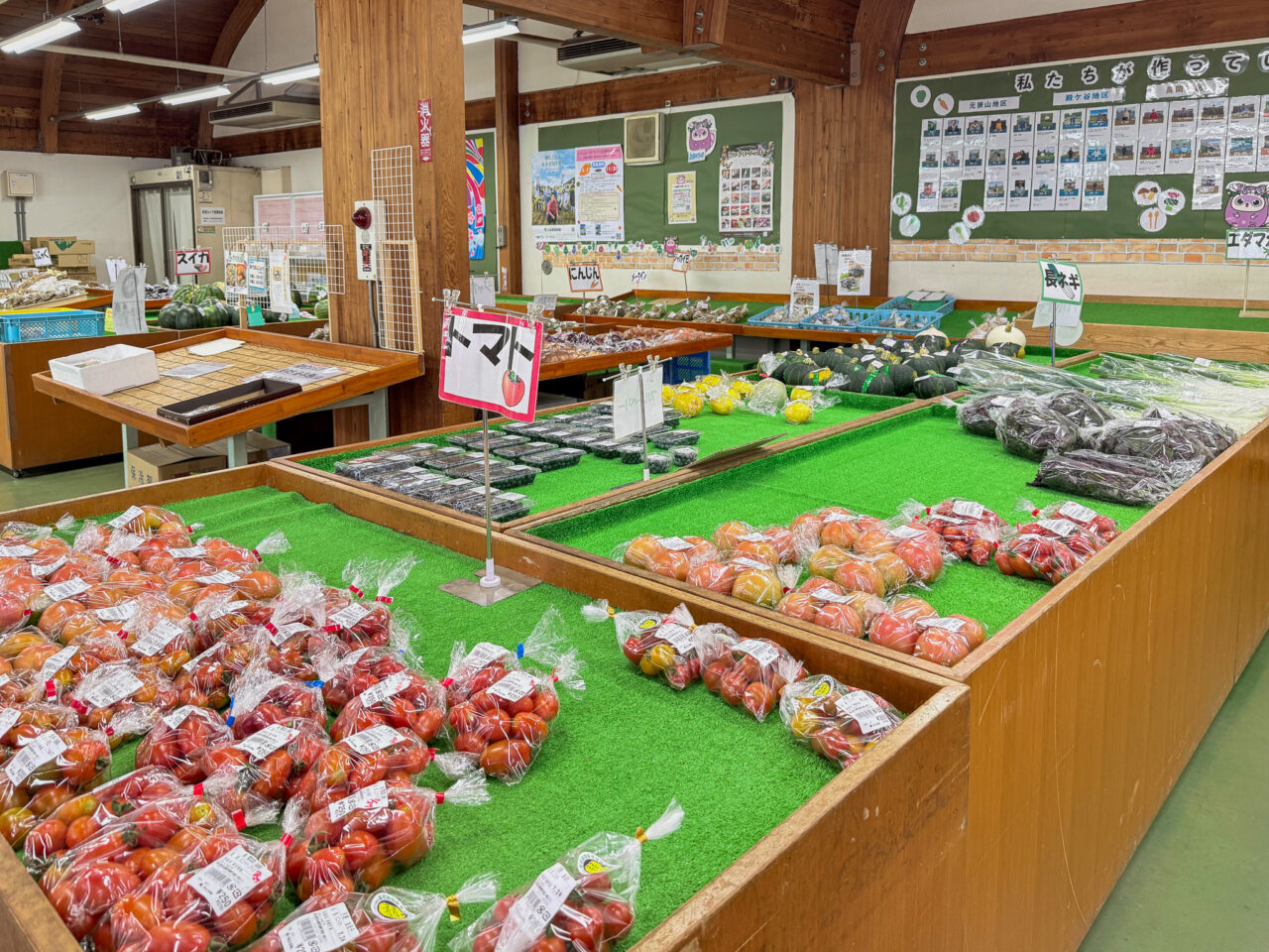 瑞穂町農畜産物直売所の店内