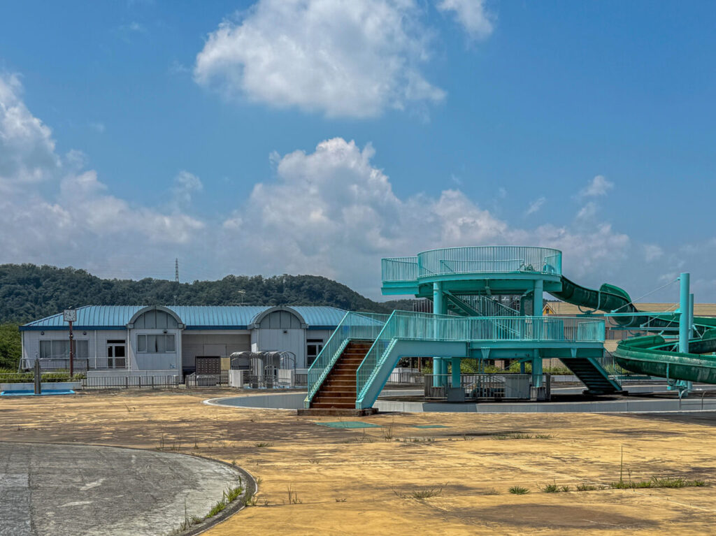 閉鎖中の羽村市水上公園のプール