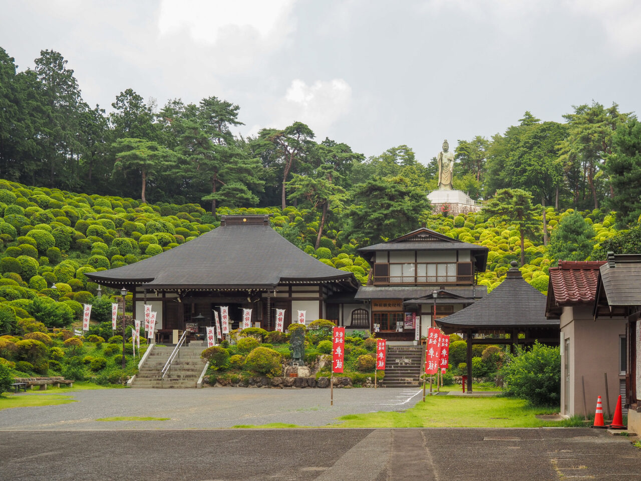 塩船観音寺の護摩堂・寺務所と塩船平和観音立像