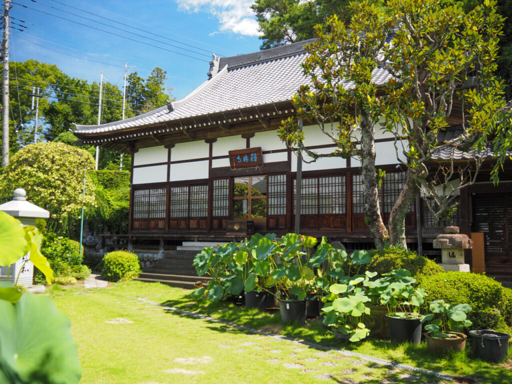 東谷山禅林寺の本堂前