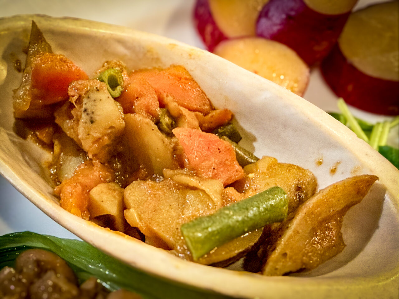 菜食プレートの「根菜カレー」