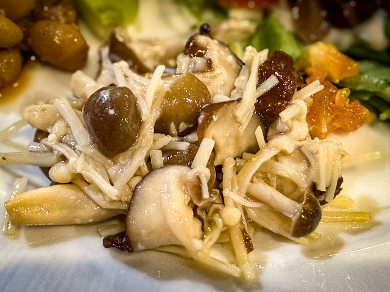 菜食プレートの「蒸しキノコの塩こうじマリネ」
