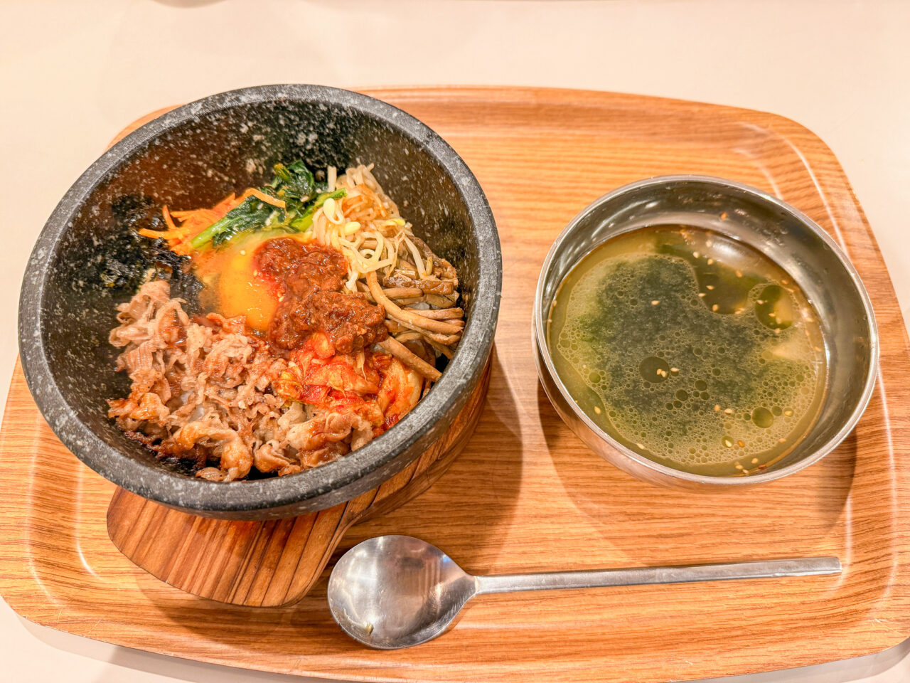 トレーに載せられた石焼ビビンバとわかめスープのセット