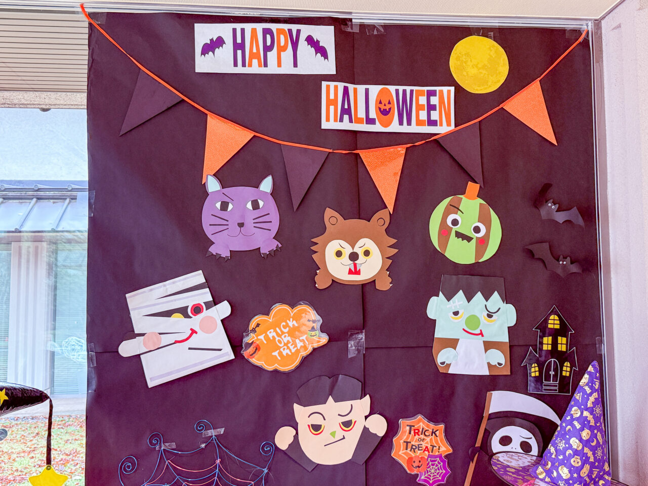 HAPPY HALLOWEENの文字とオオカミ男やフランケンシュタインなどの壁面ペーパーデコレーション