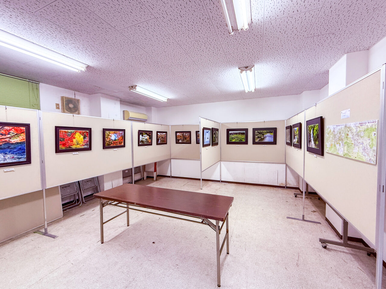 写真展の会場内部（展示スペース）