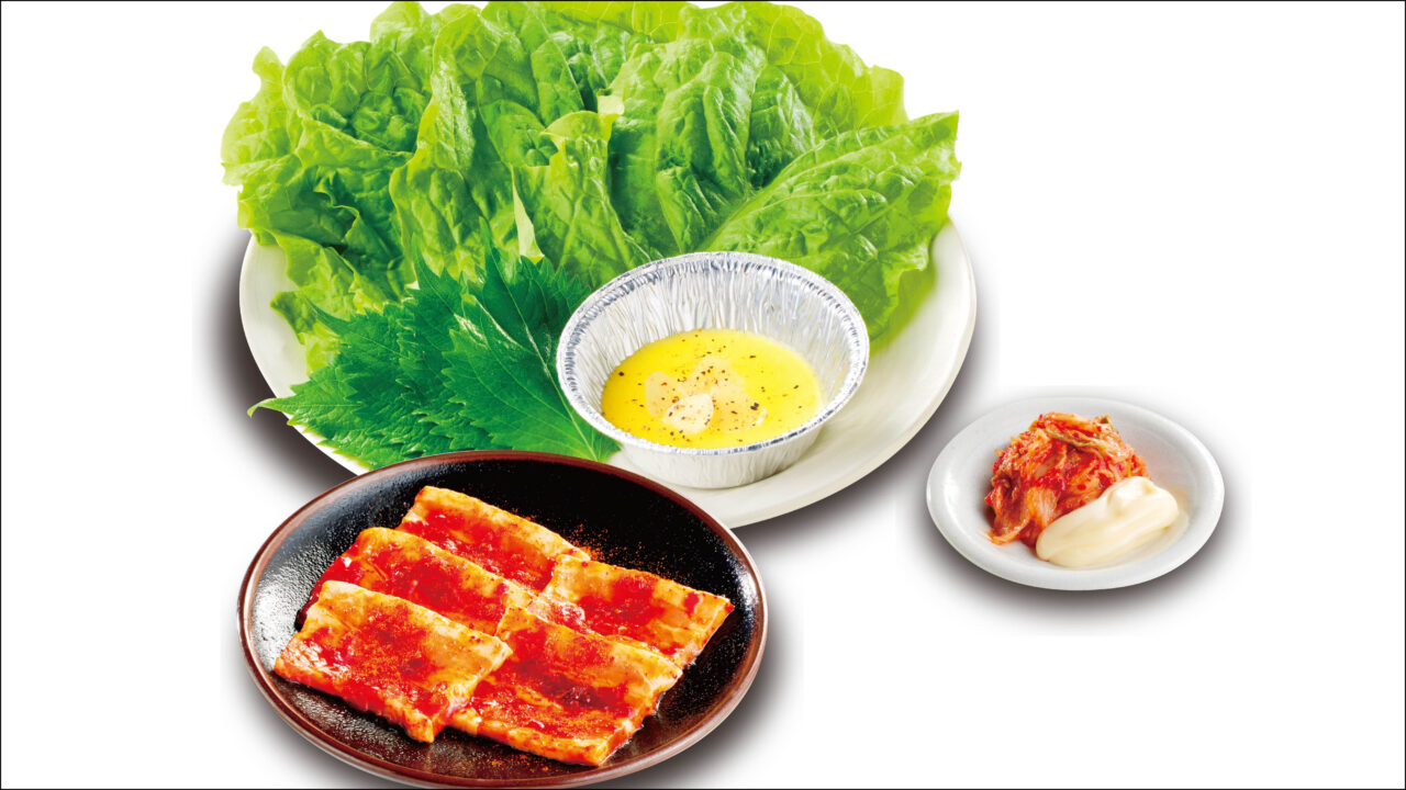 辛口タレのお肉、サンチュ、エゴマの葉、ガーリックバターソース、キムチとマヨネーズが並んだサムギョプサルセット