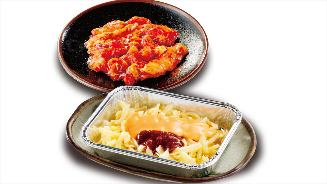 旨辛タレで味付けされた鶏肉と、アルミ皿に入った2種チーズ・コチュジャンだれのセット