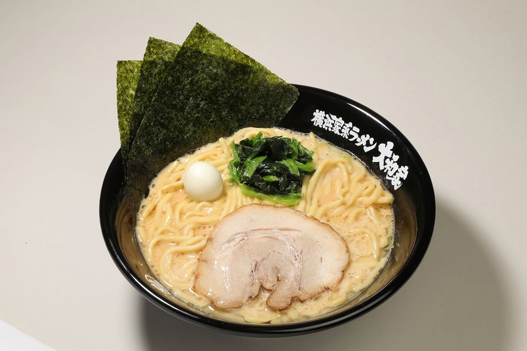 横浜家系ラーメン大和家のラーメン(チャーシュー・海苔・ほうれん草・うずらの卵トッピング)